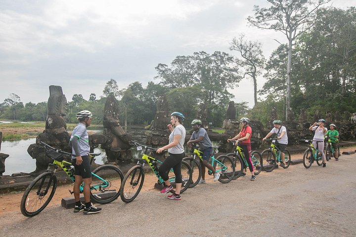Sonnenaufgang Radtour durch alte Angkor Tempel in Siem Reap, Kambodscha, Foto 11 | wizardtrip