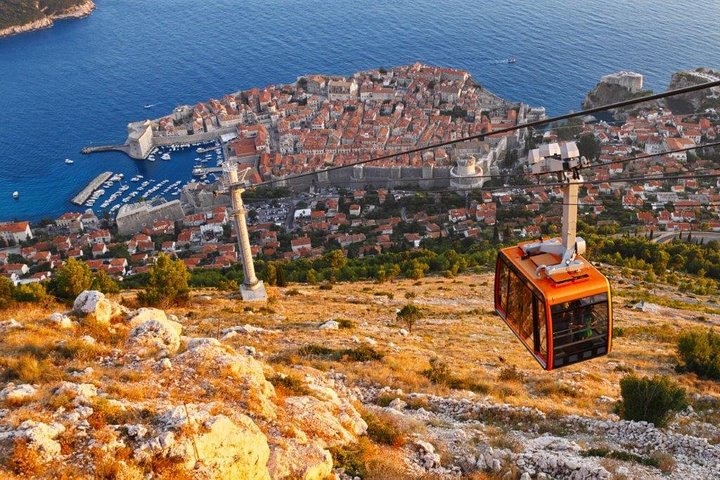 La vieille ville et le littoral de Dubrovnik vus du mont Srđ en téléphérique, photo 9 | wizardtrip