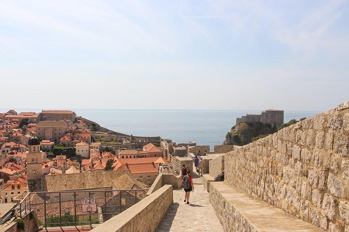 La vieille ville et le littoral de Dubrovnik vus du mont Srđ en téléphérique, photo 19 | wizardtrip