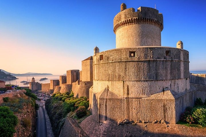 La vieille ville et le littoral de Dubrovnik vus du mont Srđ en téléphérique, photo 20 | wizardtrip