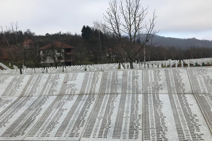 Un toccante tour di studio da Sarajevo al Memoriale del genocidio di Srebrenica, esplorando storia e memoria, foto 12 | wizardtrip
