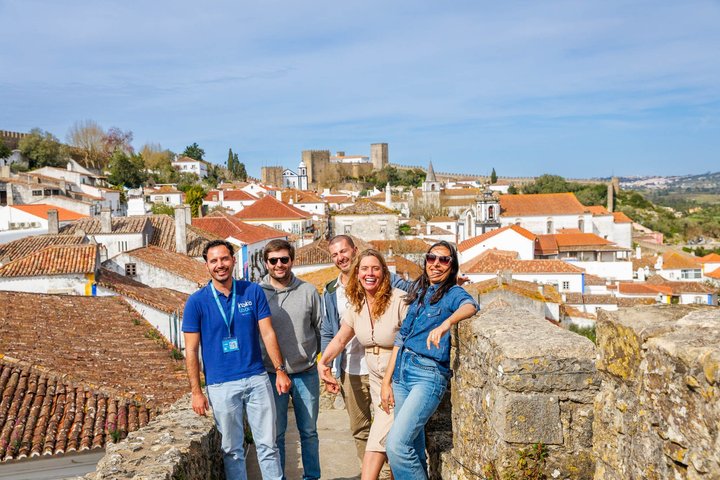 Excursão de um dia em grupo pequeno a partir de Lisboa para Fátima, Nazaré e Óbidos, mostrando locais religiosos, vistas costeiras e vilas medievais, foto 6 | wizardtrip