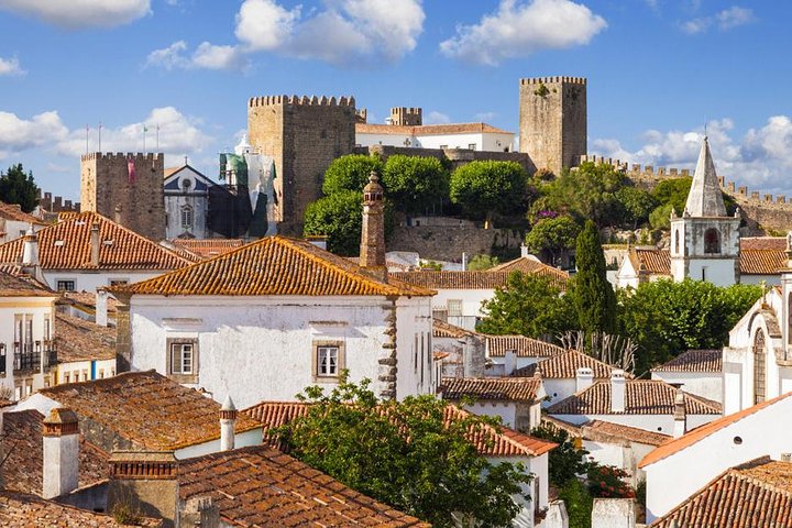 Excursão de um dia em grupo pequeno a partir de Lisboa para Fátima, Nazaré e Óbidos, mostrando locais religiosos, vistas costeiras e vilas medievais, foto 7 | wizardtrip