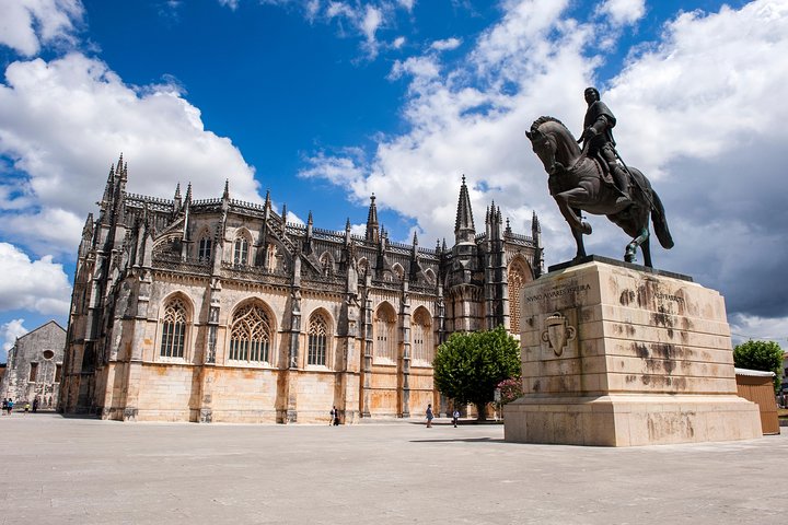 Excursão de um dia em grupo pequeno a partir de Lisboa para Fátima, Nazaré e Óbidos, mostrando locais religiosos, vistas costeiras e vilas medievais, foto 8 | wizardtrip