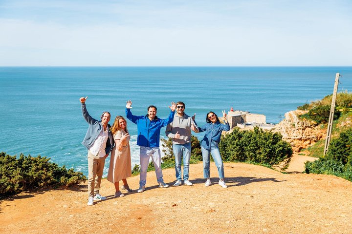 Excursão de um dia em grupo pequeno a partir de Lisboa para Fátima, Nazaré e Óbidos, mostrando locais religiosos, vistas costeiras e vilas medievais, foto 9 | wizardtrip