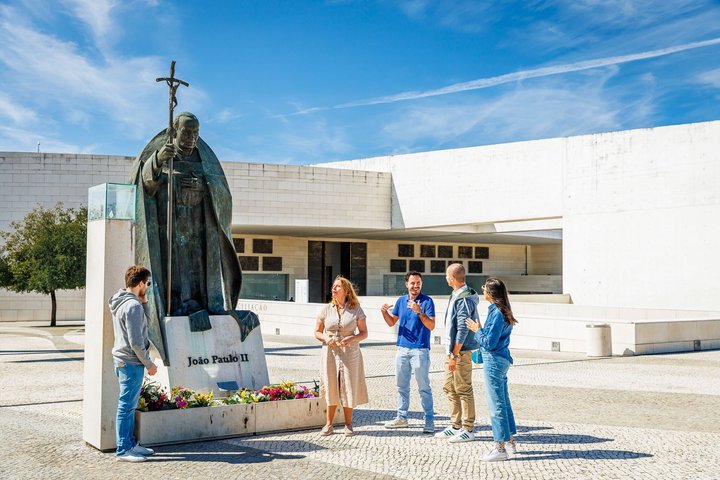 Excursão de um dia em grupo pequeno a partir de Lisboa para Fátima, Nazaré e Óbidos, mostrando locais religiosos, vistas costeiras e vilas medievais, foto 10 | wizardtrip