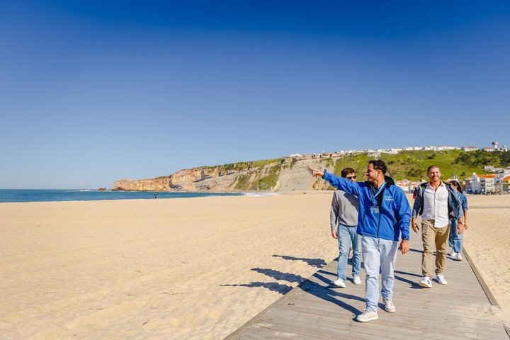 Excursão de um dia em grupo pequeno a partir de Lisboa para Fátima, Nazaré e Óbidos, mostrando locais religiosos, vistas costeiras e vilas medievais, foto 13 | wizardtrip