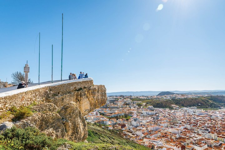 Excursão de um dia em grupo pequeno a partir de Lisboa para Fátima, Nazaré e Óbidos, mostrando locais religiosos, vistas costeiras e vilas medievais, foto 16 | wizardtrip