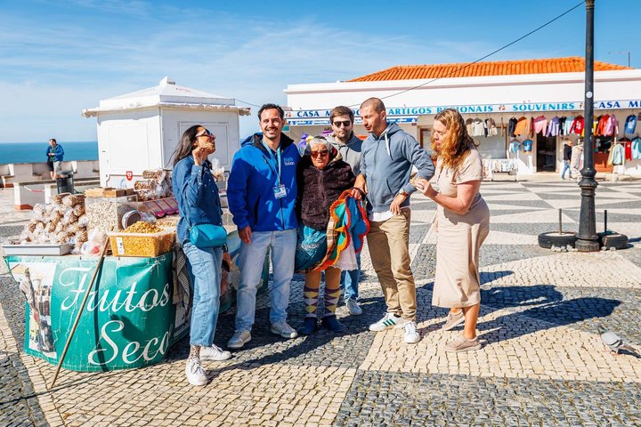 Excursão de um dia em grupo pequeno a partir de Lisboa para Fátima, Nazaré e Óbidos, mostrando locais religiosos, vistas costeiras e vilas medievais, foto 18 | wizardtrip