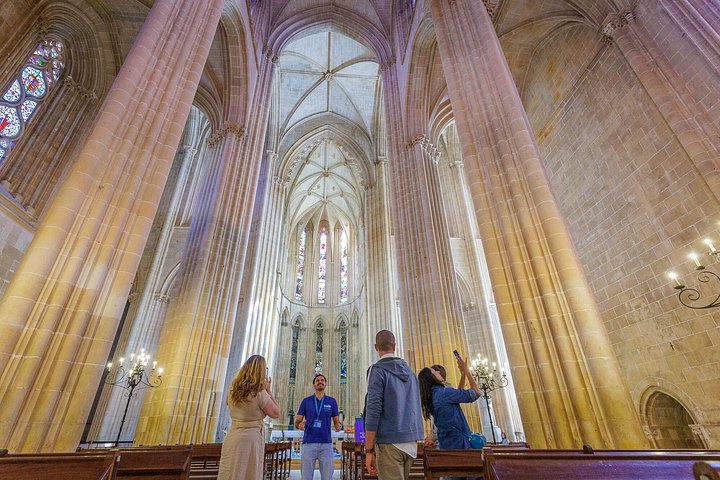 Excursão de um dia em grupo pequeno a partir de Lisboa para Fátima, Nazaré e Óbidos, mostrando locais religiosos, vistas costeiras e vilas medievais, foto 21 | wizardtrip