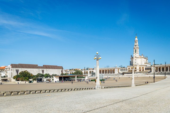 Excursão de um dia em grupo pequeno a partir de Lisboa para Fátima, Nazaré e Óbidos, mostrando locais religiosos, vistas costeiras e vilas medievais, foto 23 | wizardtrip