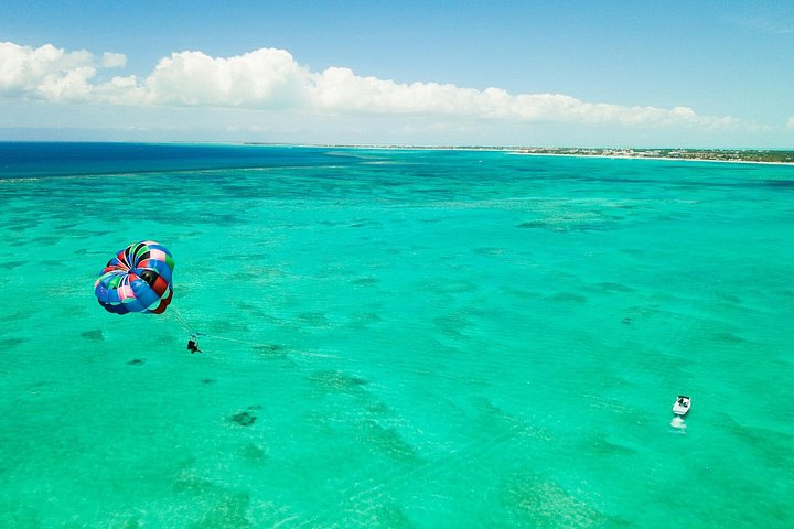 Ervaar spannend parasailen boven de turquoise wateren van Grace Bay, Providenciales, foto 7 | wizardtrip