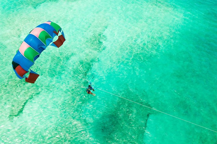 Ervaar spannend parasailen boven de turquoise wateren van Grace Bay, Providenciales, foto 9 | wizardtrip