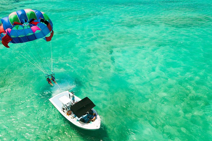 Ervaar spannend parasailen boven de turquoise wateren van Grace Bay, Providenciales, foto 12 | wizardtrip