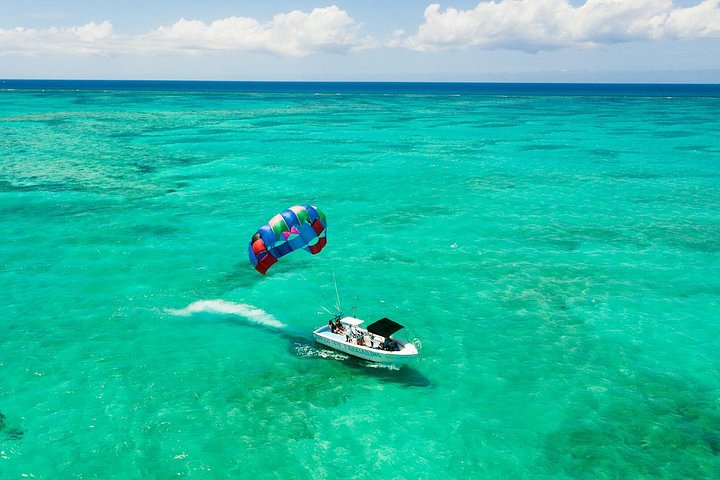 Ervaar spannend parasailen boven de turquoise wateren van Grace Bay, Providenciales, foto 14 | wizardtrip