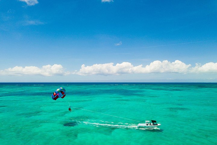 Ervaar spannend parasailen boven de turquoise wateren van Grace Bay, Providenciales, foto 17 | wizardtrip