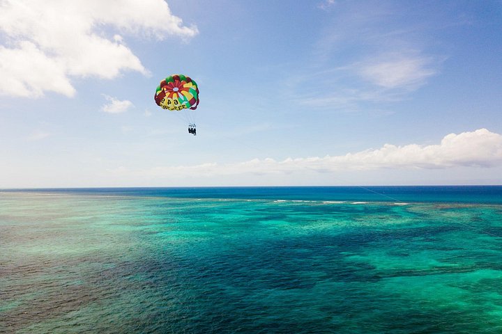 Ervaar spannend parasailen boven de turquoise wateren van Grace Bay, Providenciales, foto 18 | wizardtrip