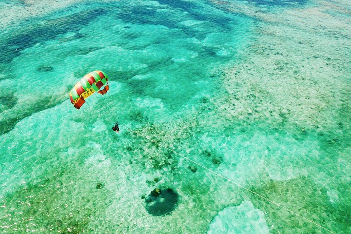 Ervaar spannend parasailen boven de turquoise wateren van Grace Bay, Providenciales, foto 19 | wizardtrip