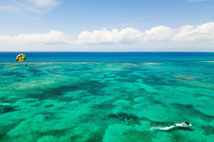 Ervaar spannend parasailen boven de turquoise wateren van Grace Bay, Providenciales, foto 20 | wizardtrip