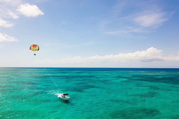Ervaar spannend parasailen boven de turquoise wateren van Grace Bay, Providenciales, foto 21 | wizardtrip