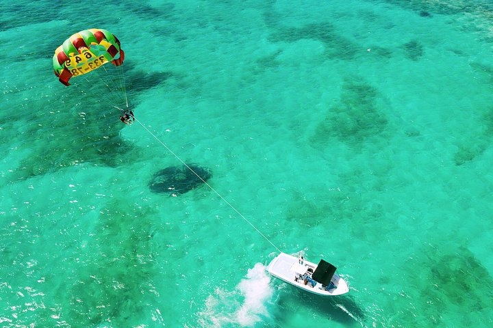 Ervaar spannend parasailen boven de turquoise wateren van Grace Bay, Providenciales, foto 22 | wizardtrip