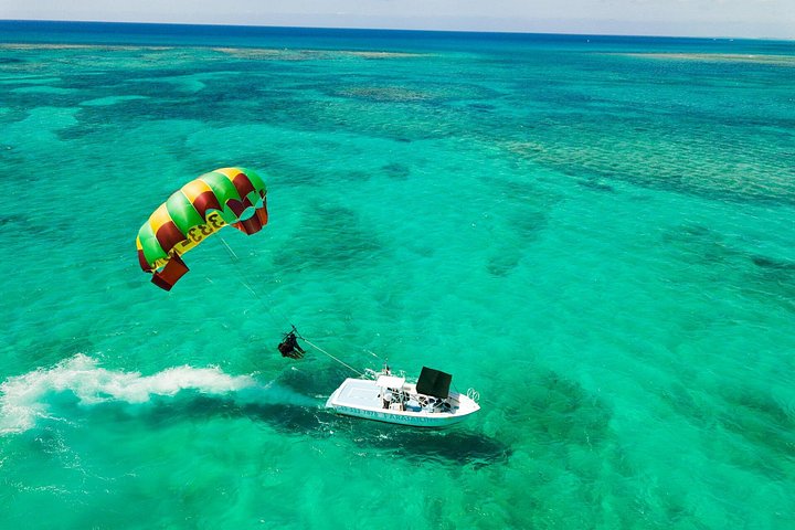 Ervaar spannend parasailen boven de turquoise wateren van Grace Bay, Providenciales, foto 23 | wizardtrip