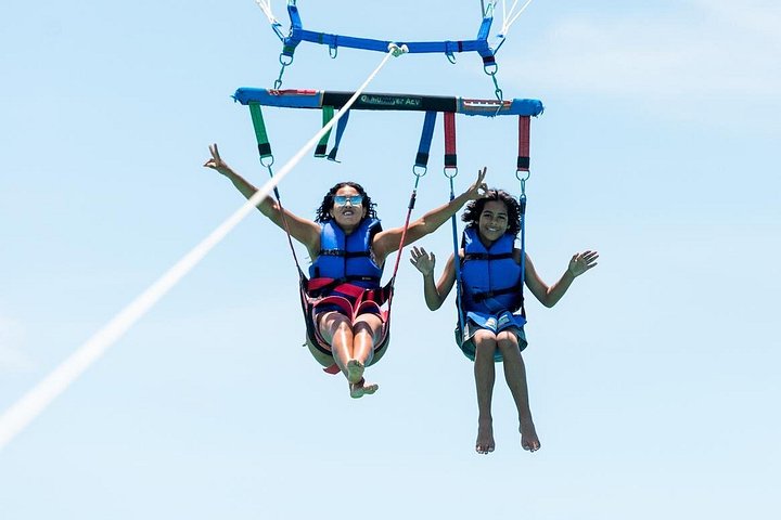 Ervaar spannend parasailen boven de turquoise wateren van Grace Bay, Providenciales, foto 28 | wizardtrip