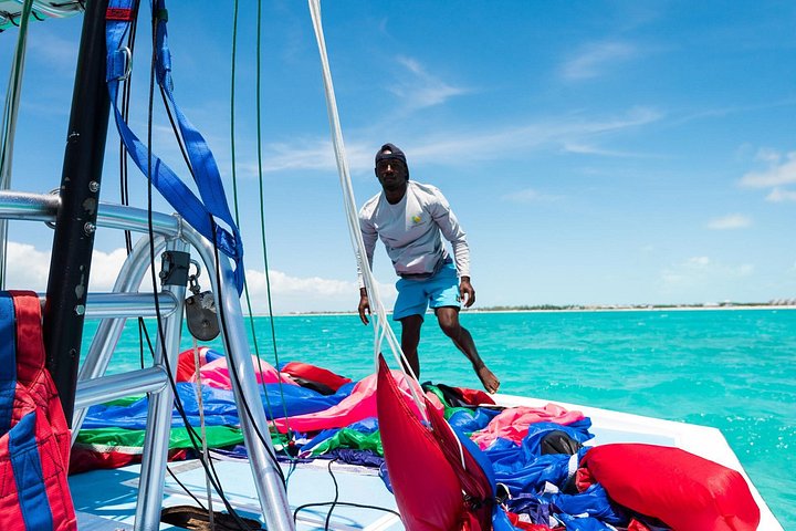 Ervaar spannend parasailen boven de turquoise wateren van Grace Bay, Providenciales, foto 32 | wizardtrip