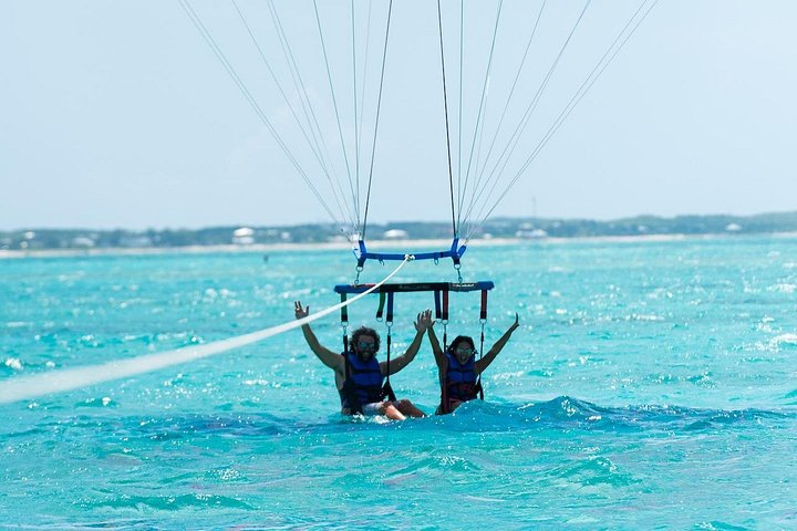Ervaar spannend parasailen boven de turquoise wateren van Grace Bay, Providenciales, foto 33 | wizardtrip