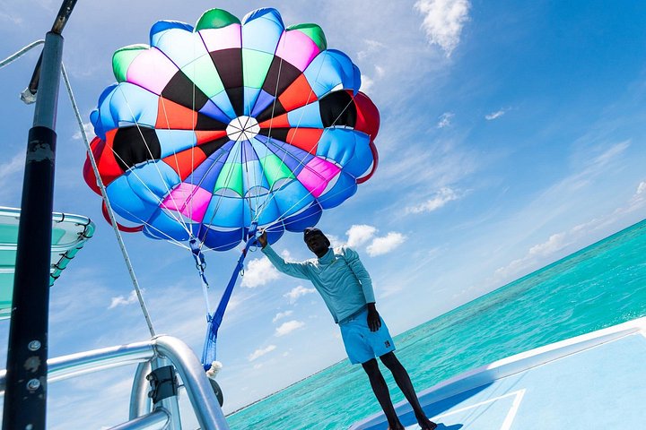 Ervaar spannend parasailen boven de turquoise wateren van Grace Bay, Providenciales, foto 34 | wizardtrip