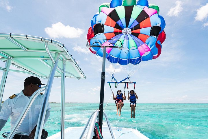 Ervaar spannend parasailen boven de turquoise wateren van Grace Bay, Providenciales, foto 36 | wizardtrip
