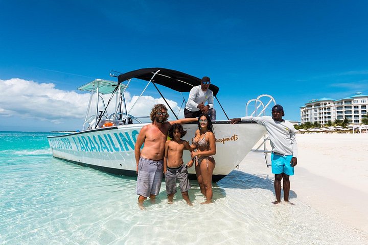 Ervaar spannend parasailen boven de turquoise wateren van Grace Bay, Providenciales, foto 39 | wizardtrip