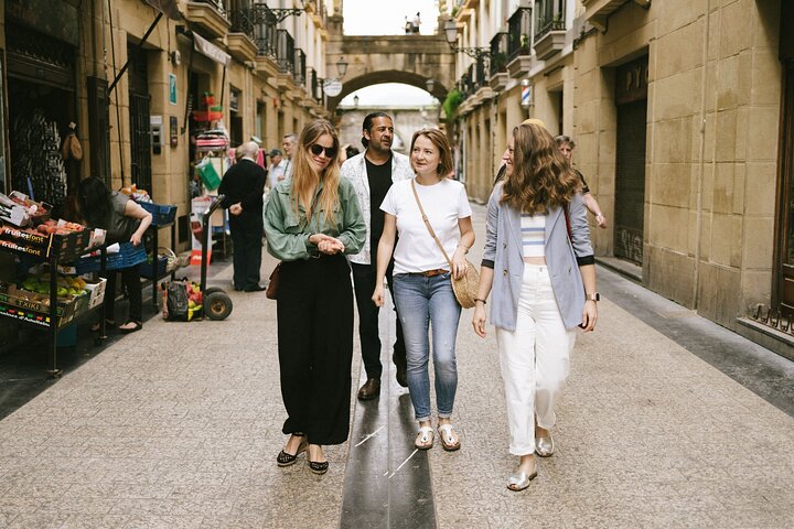 Un tour guidé en petit groupe explorant les bars à pintxos et le vin de la vieille ville de Saint-Sébastien, photo 6 | wizardtrip