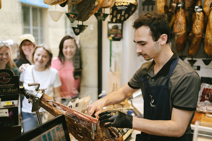 Un tour guidé en petit groupe explorant les bars à pintxos et le vin de la vieille ville de Saint-Sébastien, photo 7 | wizardtrip