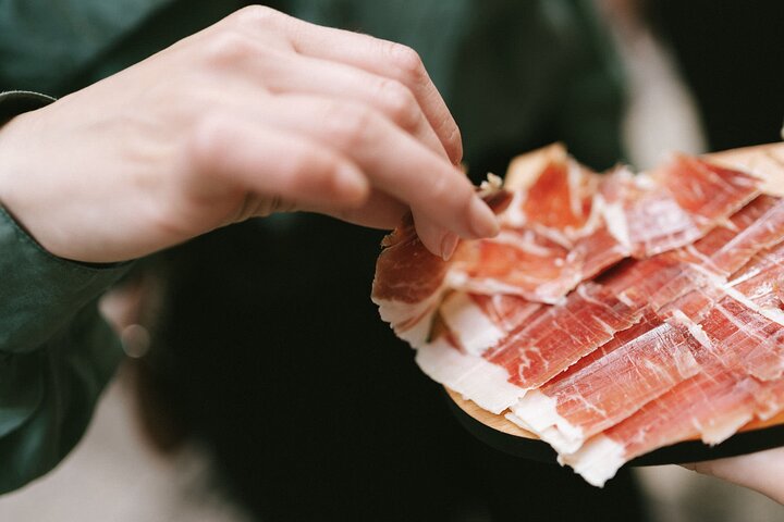 Un tour guidé en petit groupe explorant les bars à pintxos et le vin de la vieille ville de Saint-Sébastien, photo 8 | wizardtrip