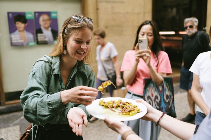 Un tour guidé en petit groupe explorant les bars à pintxos et le vin de la vieille ville de Saint-Sébastien, photo 10 | wizardtrip