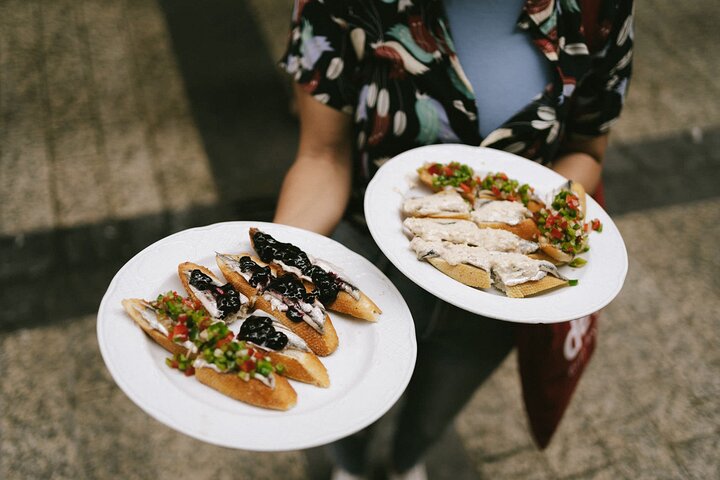 Un tour guidé en petit groupe explorant les bars à pintxos et le vin de la vieille ville de Saint-Sébastien, photo 11 | wizardtrip