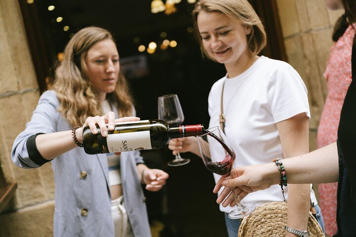 Un tour guidé en petit groupe explorant les bars à pintxos et le vin de la vieille ville de Saint-Sébastien, photo 16 | wizardtrip