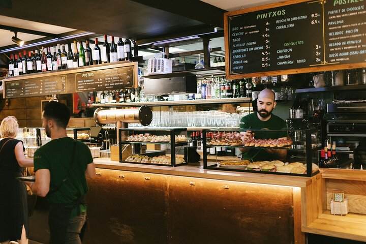 Un tour guidé en petit groupe explorant les bars à pintxos et le vin de la vieille ville de Saint-Sébastien, photo 18 | wizardtrip