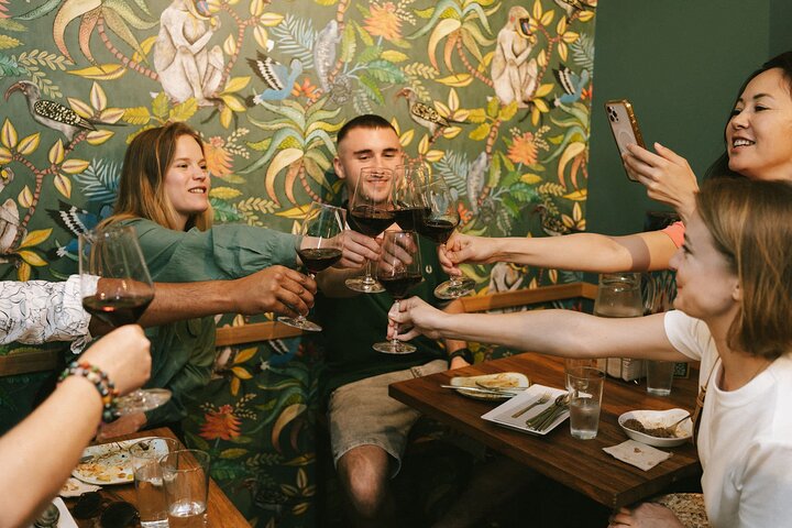 Un tour guidé en petit groupe explorant les bars à pintxos et le vin de la vieille ville de Saint-Sébastien, photo 19 | wizardtrip