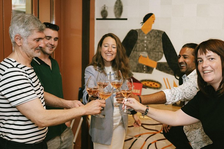 Un tour guidé en petit groupe explorant les bars à pintxos et le vin de la vieille ville de Saint-Sébastien, photo 21 | wizardtrip