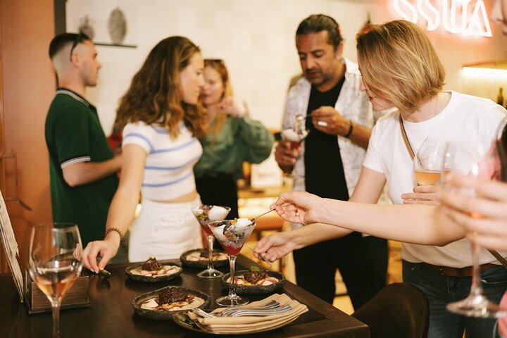 Un tour guidé en petit groupe explorant les bars à pintxos et le vin de la vieille ville de Saint-Sébastien, photo 22 | wizardtrip