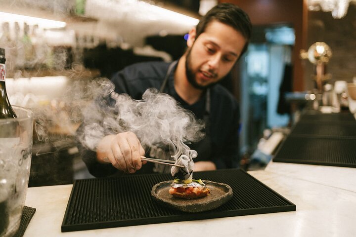 Un tour guidé en petit groupe explorant les bars à pintxos et le vin de la vieille ville de Saint-Sébastien, photo 24 | wizardtrip