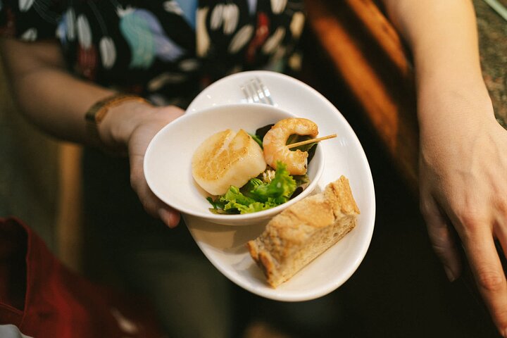 Un tour guidé en petit groupe explorant les bars à pintxos et le vin de la vieille ville de Saint-Sébastien, photo 27 | wizardtrip