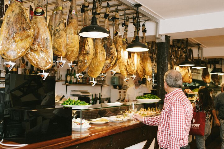 Un tour guidé en petit groupe explorant les bars à pintxos et le vin de la vieille ville de Saint-Sébastien, photo 30 | wizardtrip