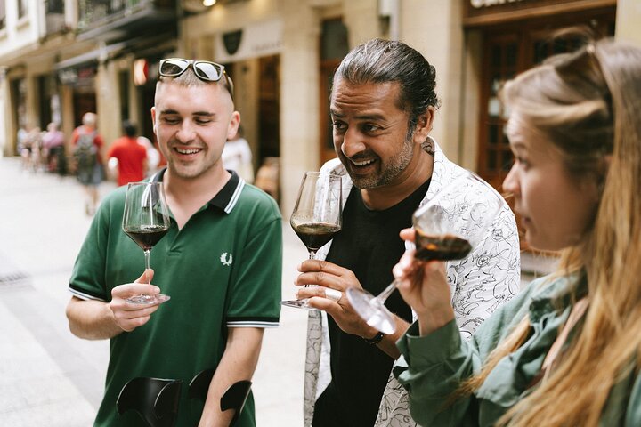 Un tour guidé en petit groupe explorant les bars à pintxos et le vin de la vieille ville de Saint-Sébastien, photo 35 | wizardtrip