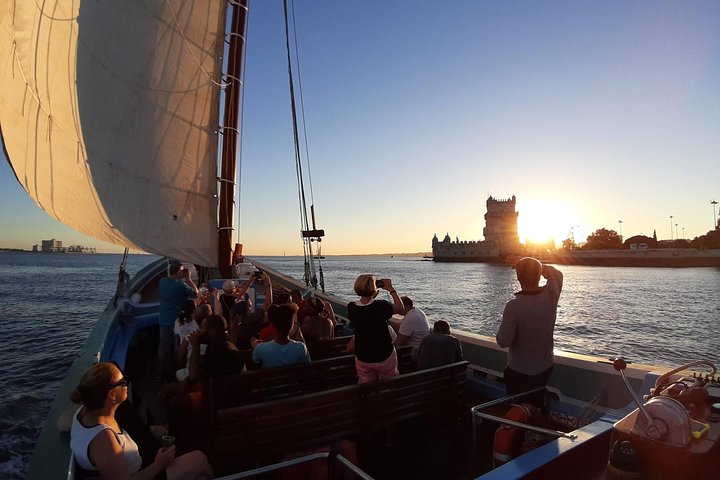 2-stündige Sonnenuntergangsfahrt mit traditionellen Lissabonner Booten und Weißwein | wizardtrip