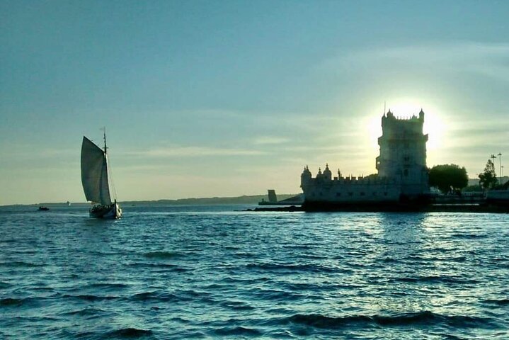 Crucero al atardecer en un barco tradicional de Lisboa con vistas a monumentos históricos y vino blanco, foto 6 | wizardtrip