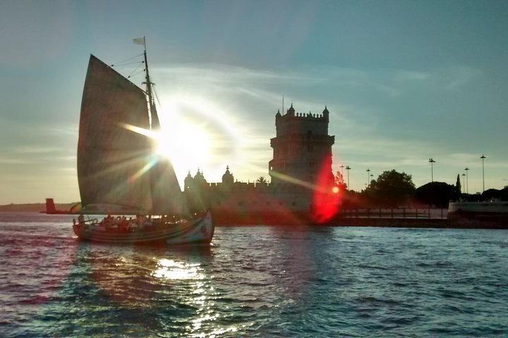 Crucero al atardecer en un barco tradicional de Lisboa con vistas a monumentos históricos y vino blanco, foto 7 | wizardtrip