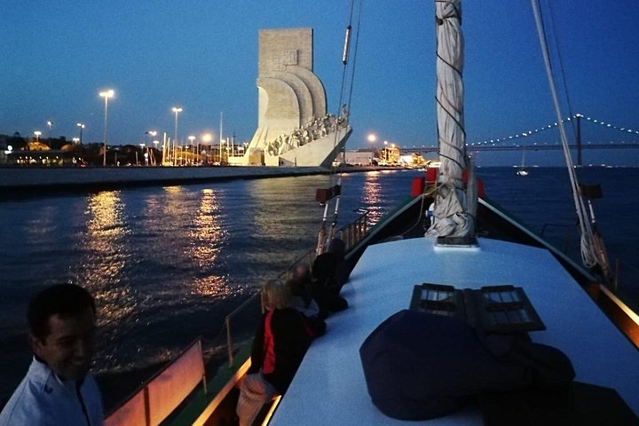Crucero al atardecer en un barco tradicional de Lisboa con vistas a monumentos históricos y vino blanco, foto 8 | wizardtrip